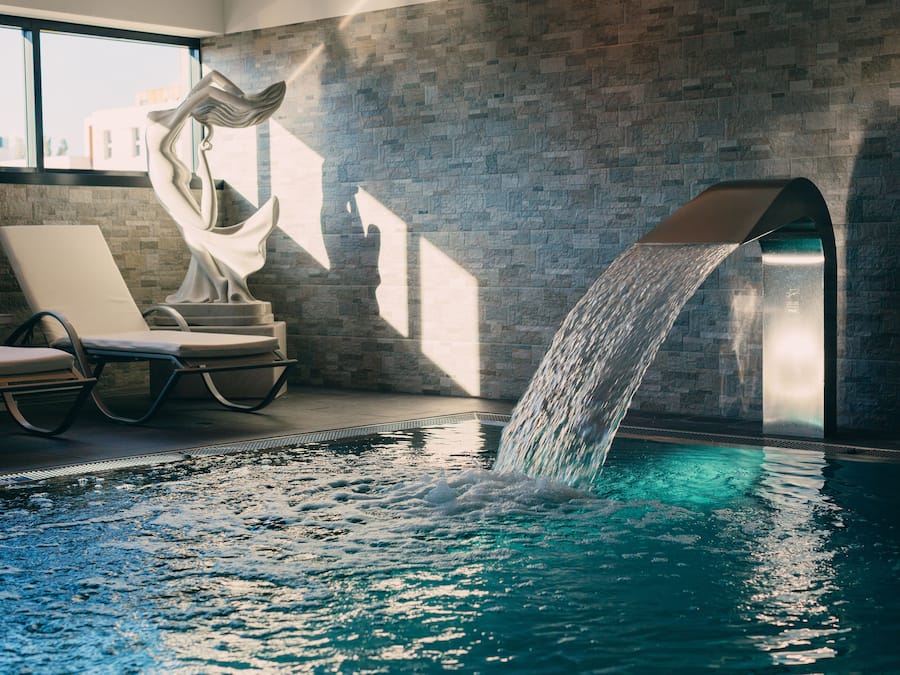 Piscina coperta, lettini