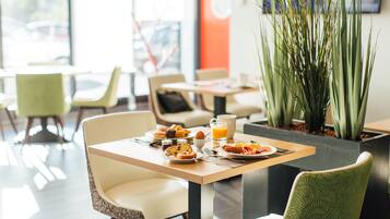 Tägliches Frühstücksbuffet gegen Gebühr