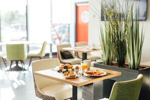 Café da manhã com buffet todos os dias mediante uma taxa