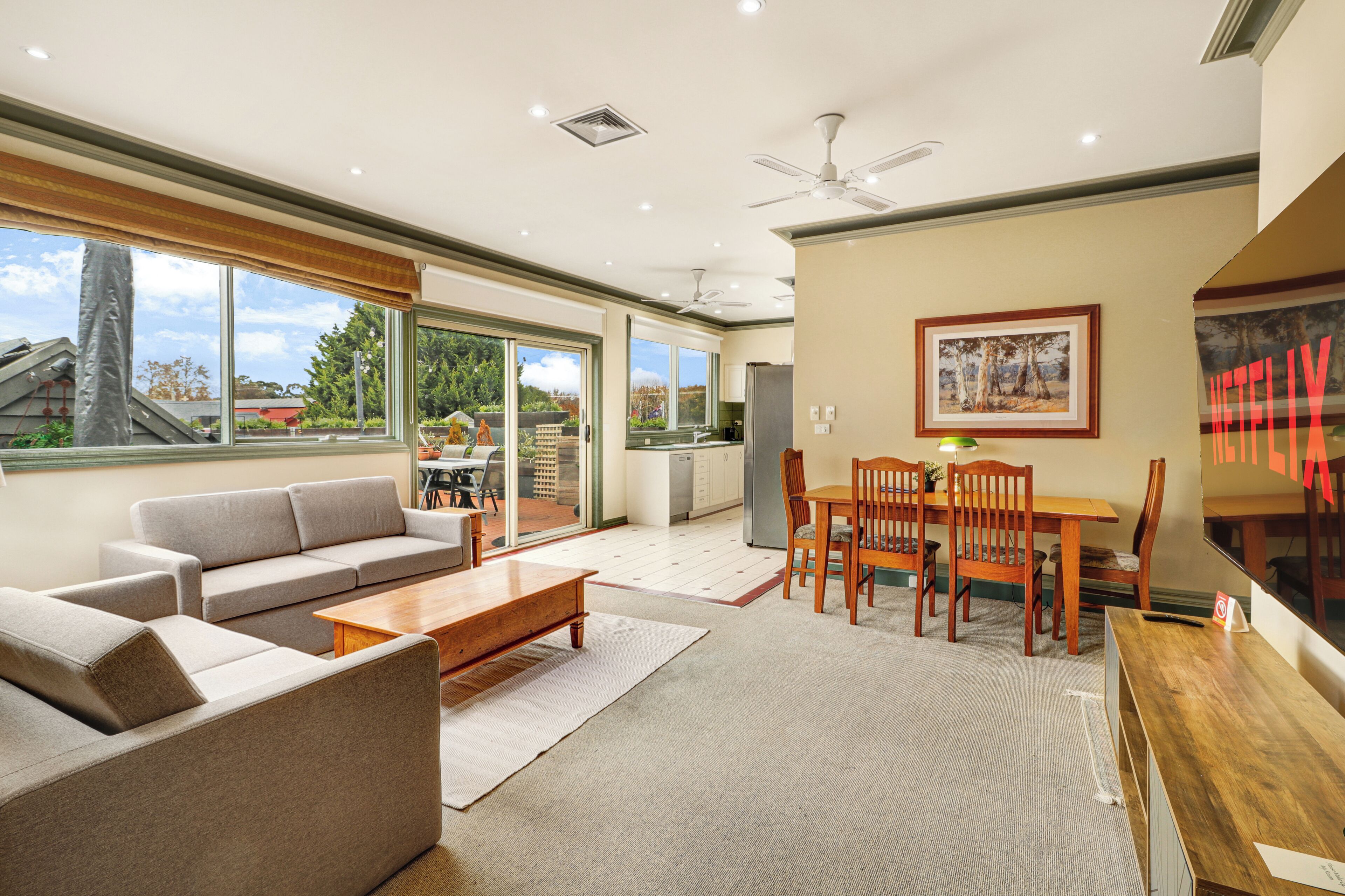 Deluxe Apartment, 2 Bedrooms, Mountain View | Living area