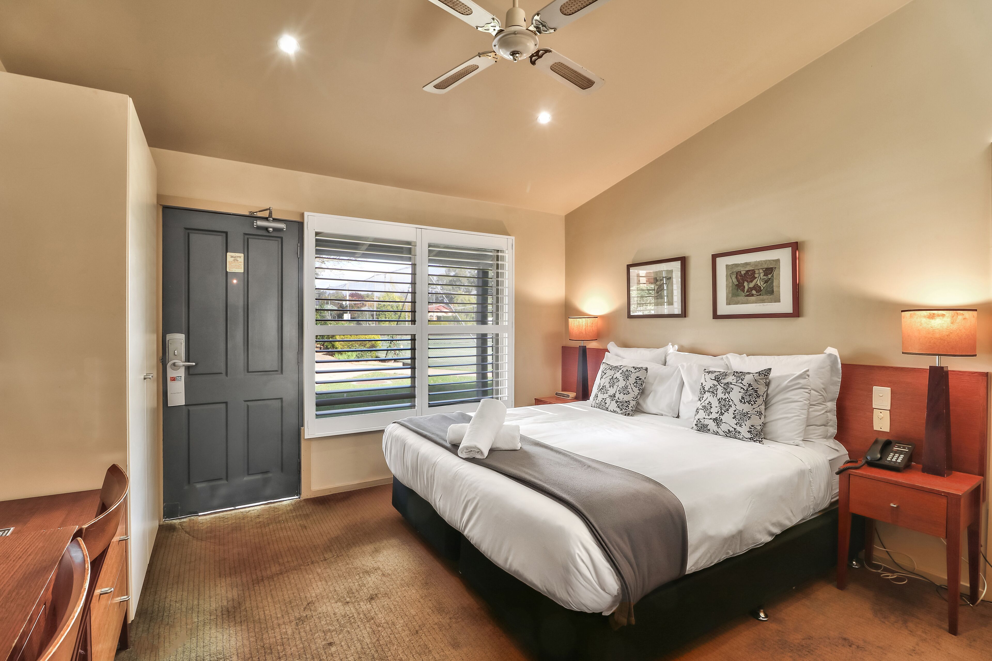 Eenvoudige eenpersoonskamer, 1 kingsize bed | Een kluis op de kamer, een strijkplank/strijkijzer, gratis wifi