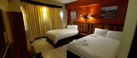 Seprai premium, brankas, meja kerja, dan tirai kedap cahaya