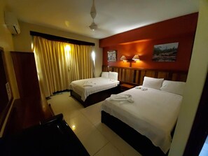 Ropa de cama de alta calidad y caja de seguridad en la habitación 