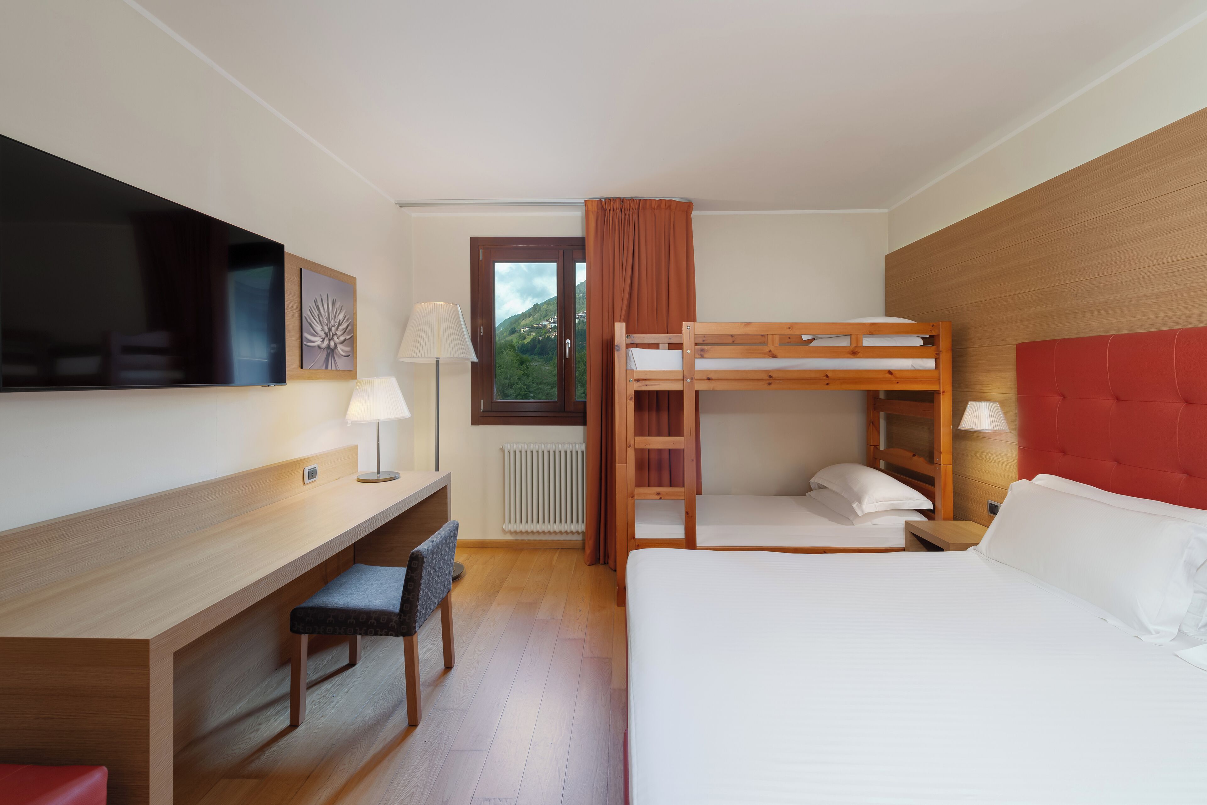 迷你吧、客房内保险箱、办公桌、免费 WiFi