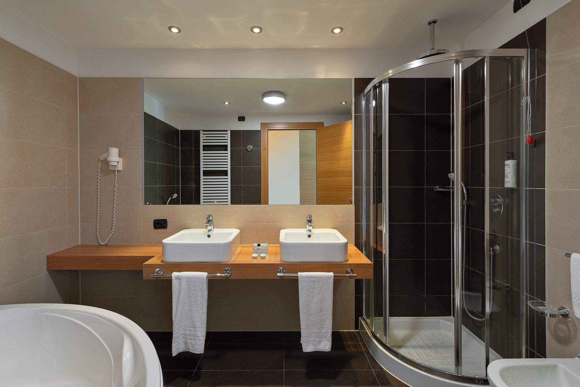 Suite Junior | Badezimmer | Kostenlose Toilettenartikel, Haartrockner, Bidet, Handtücher