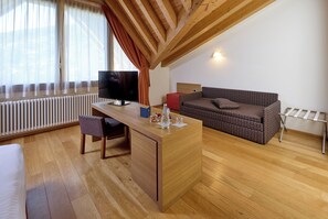 Junior Studio Suite | 1 bedroom, minibar, in-room safe, desk