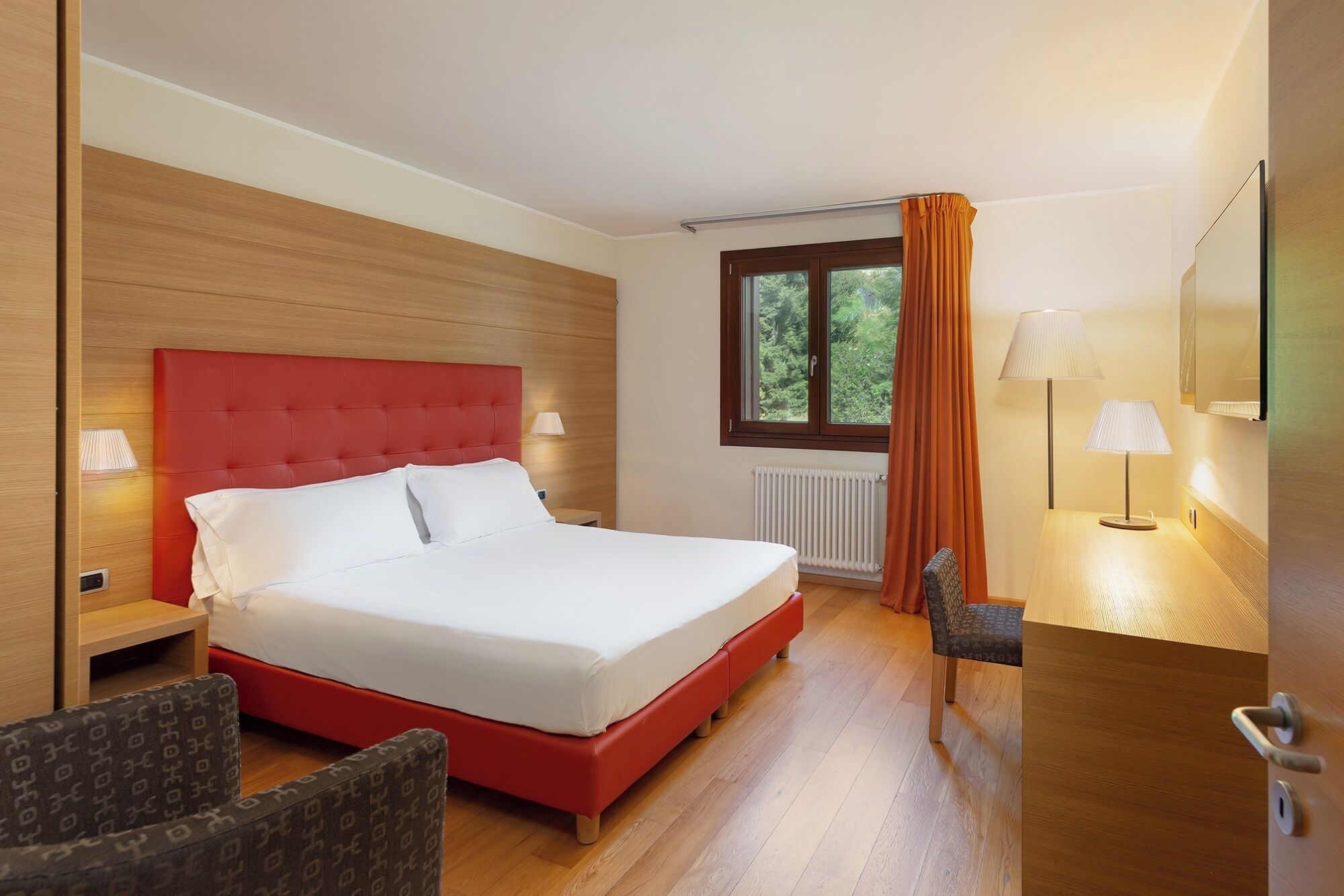 标准双人房或双床房 | 迷你吧、客房内保险箱、办公桌、免费 WiFi