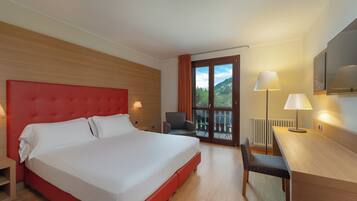 Habitación estándar con 1 cama matrimonial o 2 individuales, balcón | 1 habitación, minibar, caja de seguridad en la habitación y escritorio