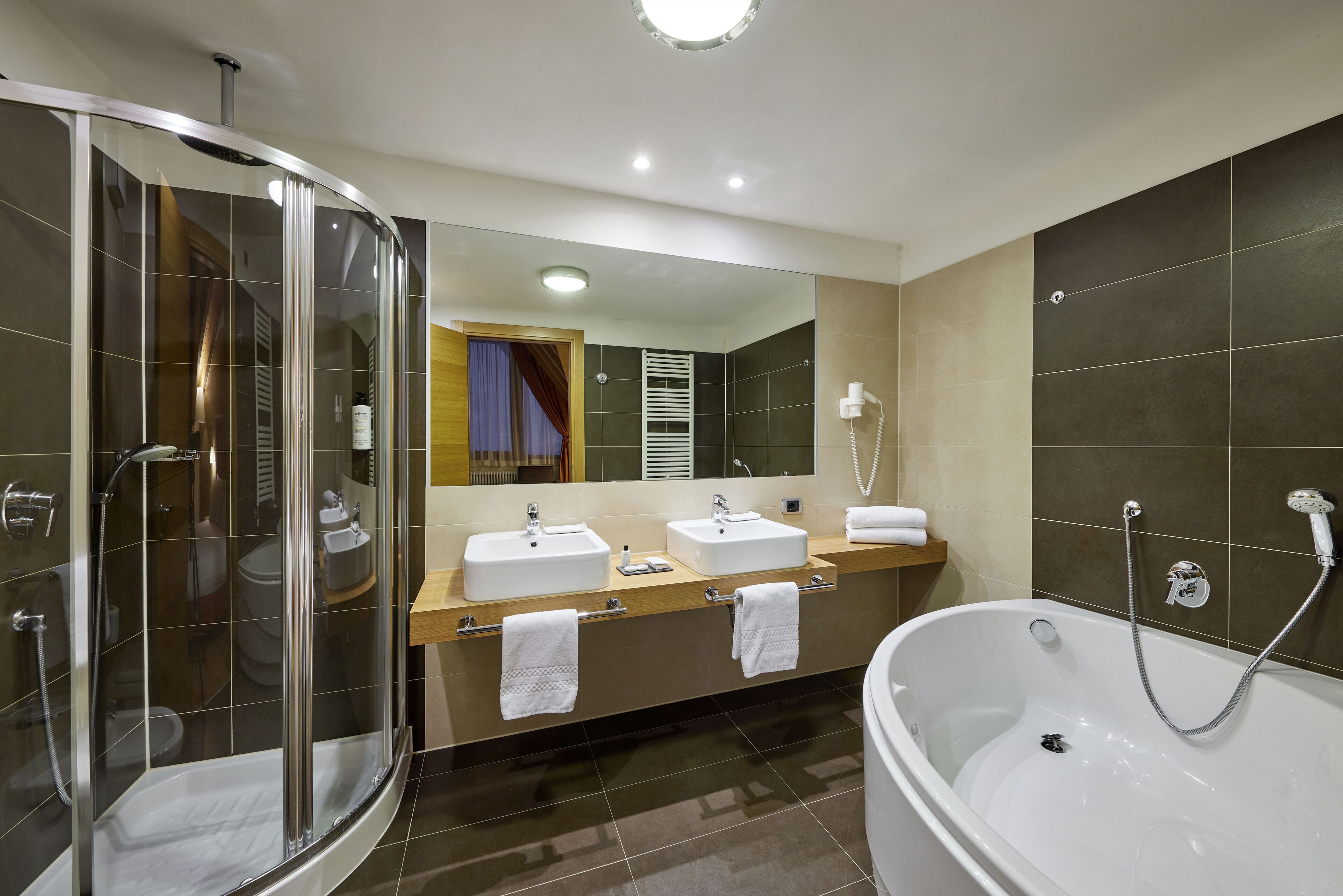 suite | bathroom | free toiletries, hair dryer, bidet, towels