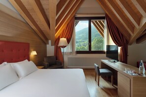 Suite Junior | Een minibar, een kluis op de kamer, een bureau, gratis wifi