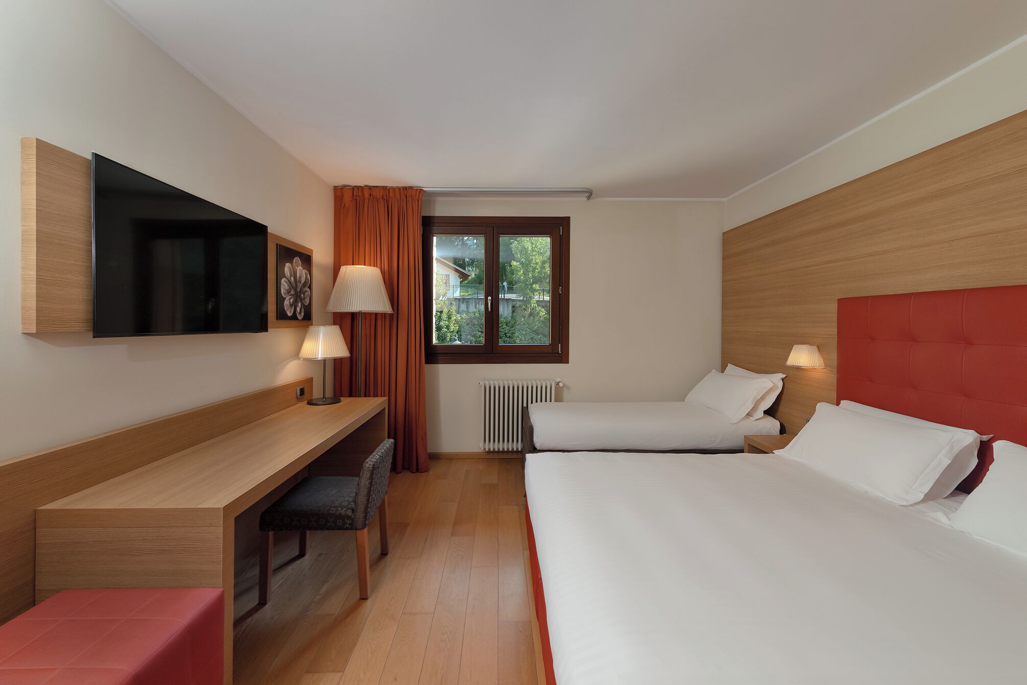 迷你吧、客房内保险箱、办公桌、免费 WiFi