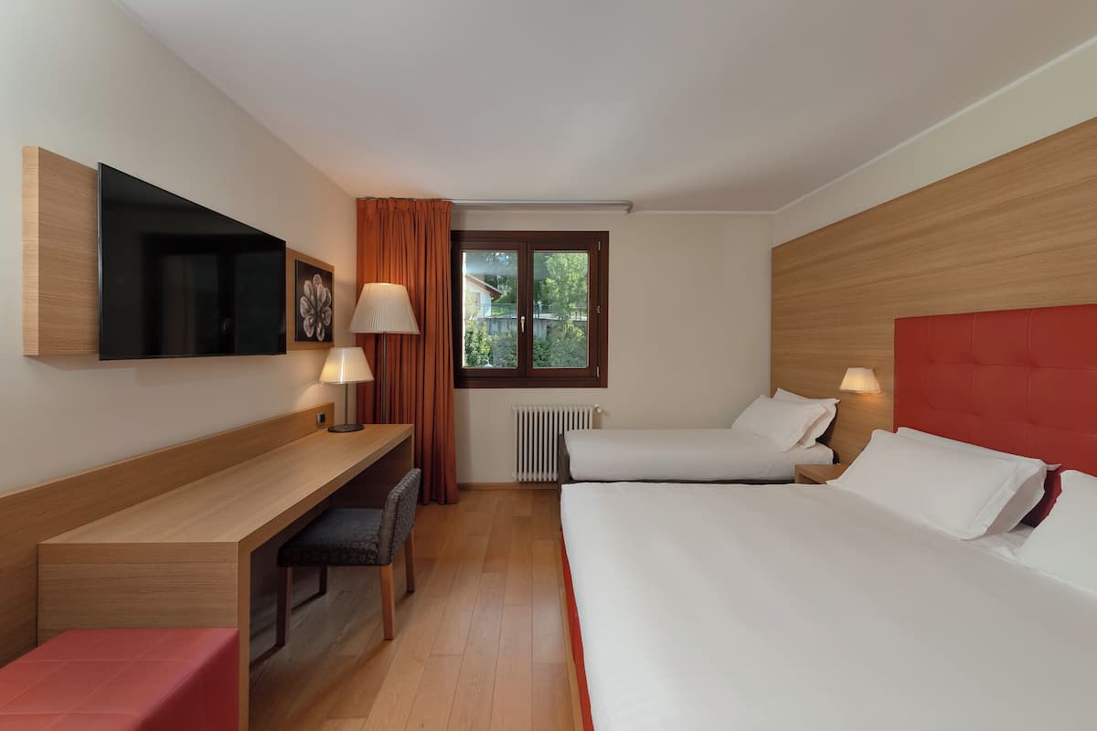 Minibar, coffres-forts dans les chambres, bureau, Wi-Fi gratuit