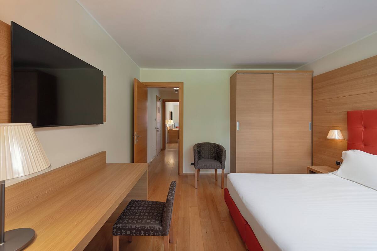 Minibar, coffres-forts dans les chambres, bureau, Wi-Fi gratuit