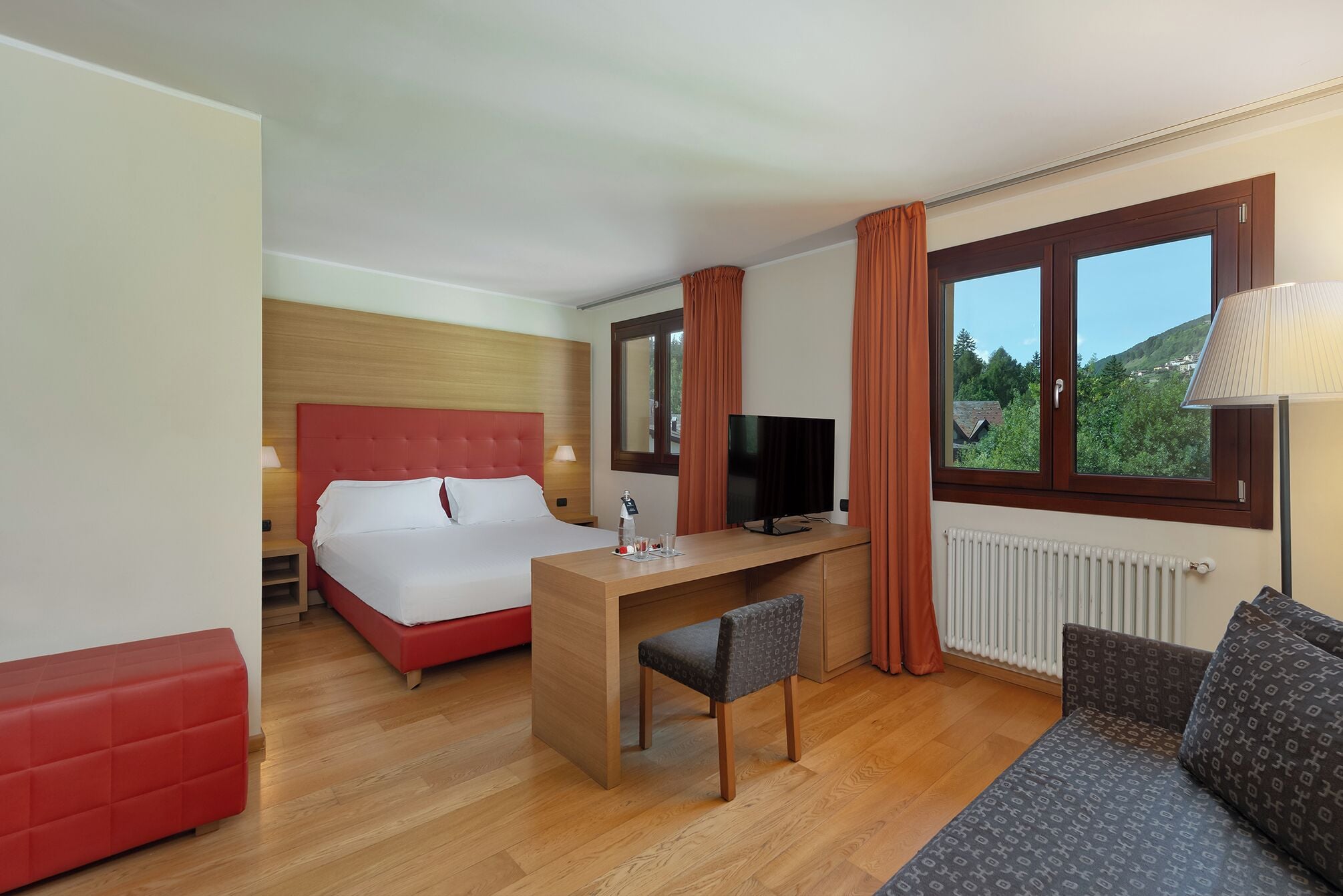 小型开间套房 | 迷你吧、客房内保险箱、办公桌、免费 WiFi