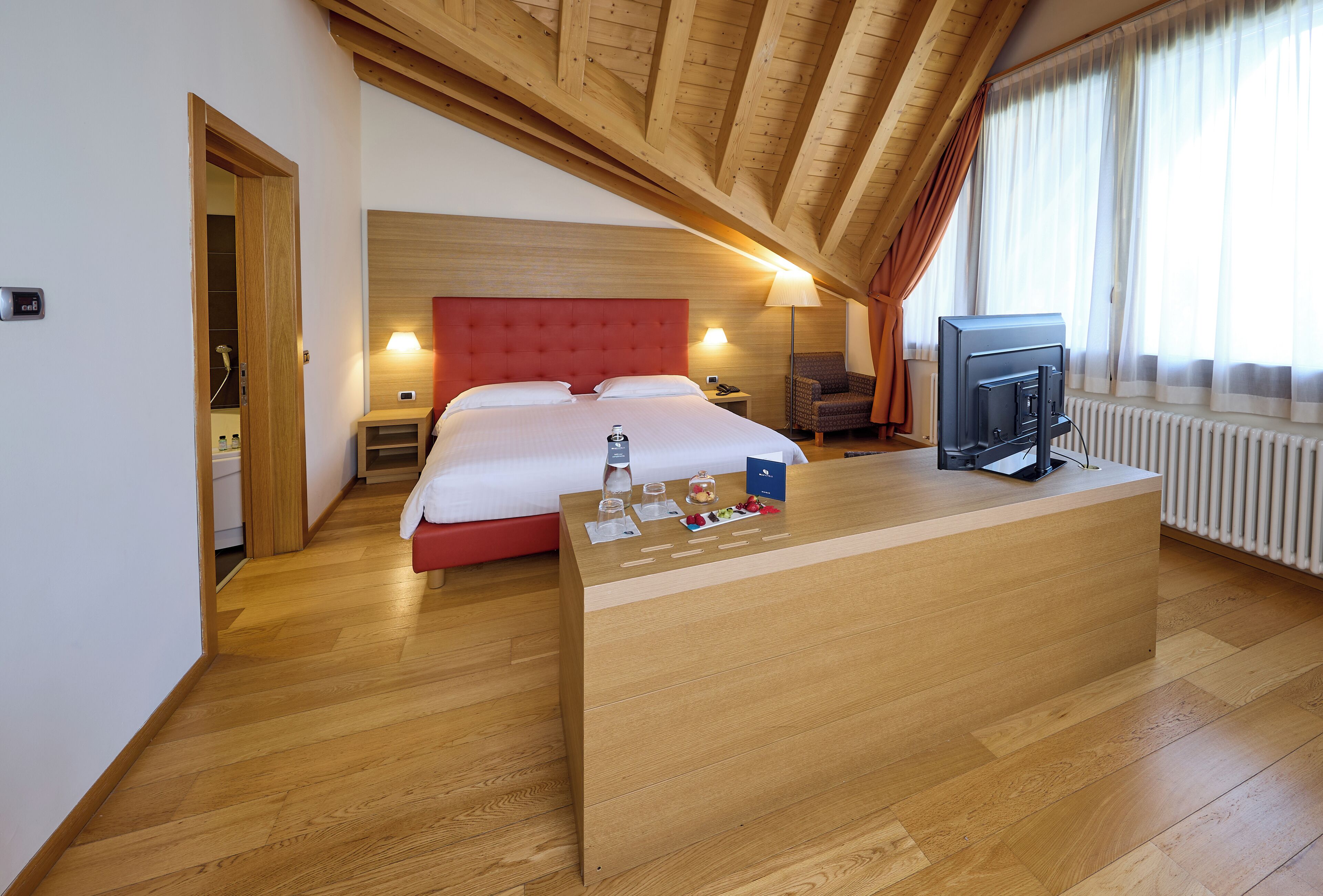 junior studio suite | 1 bedroom, minibar, in-room safe, desk