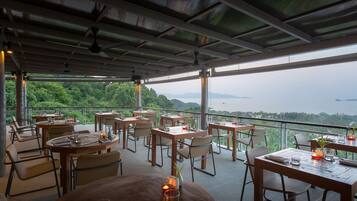 Desayuno buffet diario (THB 450 por persona)