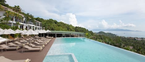 Piscine extérieure, parasols de plage, chaises longues