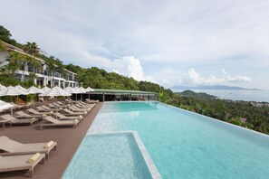 Outdoor pool, pool umbrellas, sun loungers