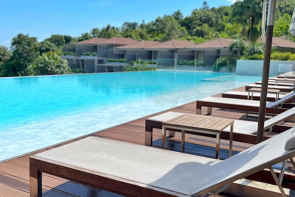 Piscina externa, guarda-sóis, espreguiçadeiras