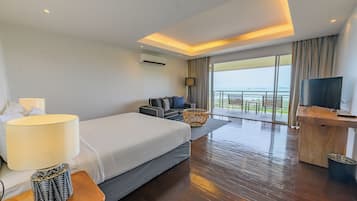 Wow Suite | In-room safe, desk, laptop workspace, blackout curtains