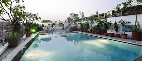 Una piscina al aire libre