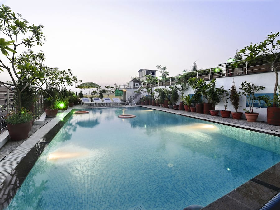 Una piscina al aire libre