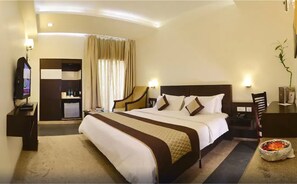 Minibar, värdeförvaringsskåp på rummet och skrivbord