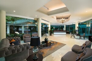 Área de estar no saguão