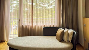 Golf Wing Studio  | In-room safe, desk, soundproofing, iron/ironing board