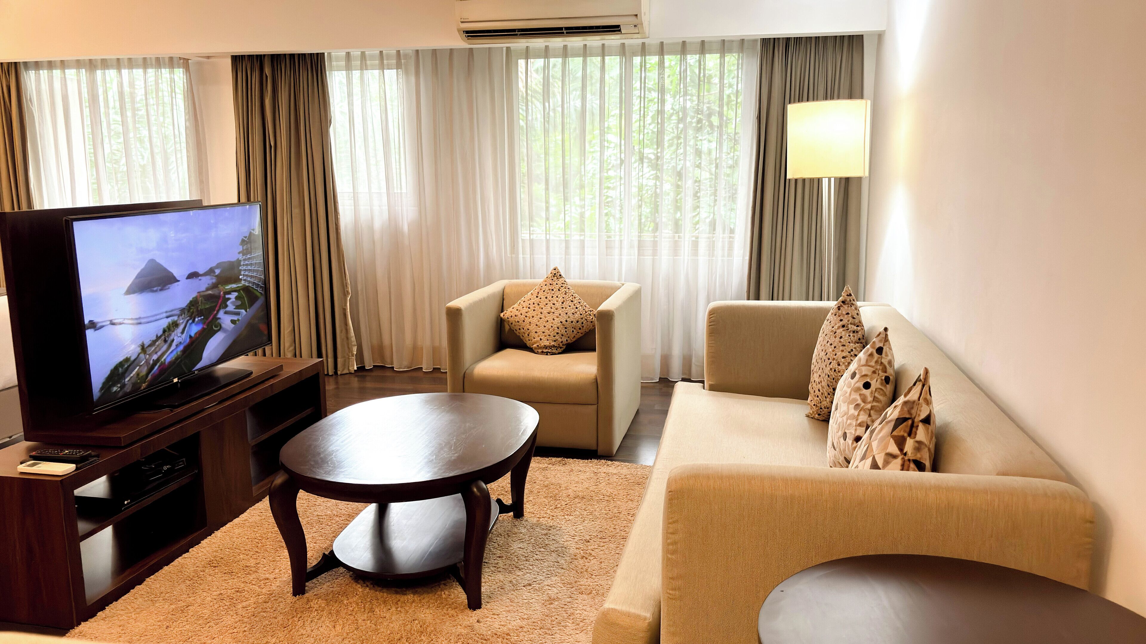 Garden Wing Deluxe | Coin séjour | Télévision LED de 42 pouces avec chaînes par câble, télévision, cheminée