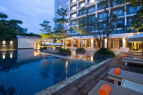 Una piscina al aire libre