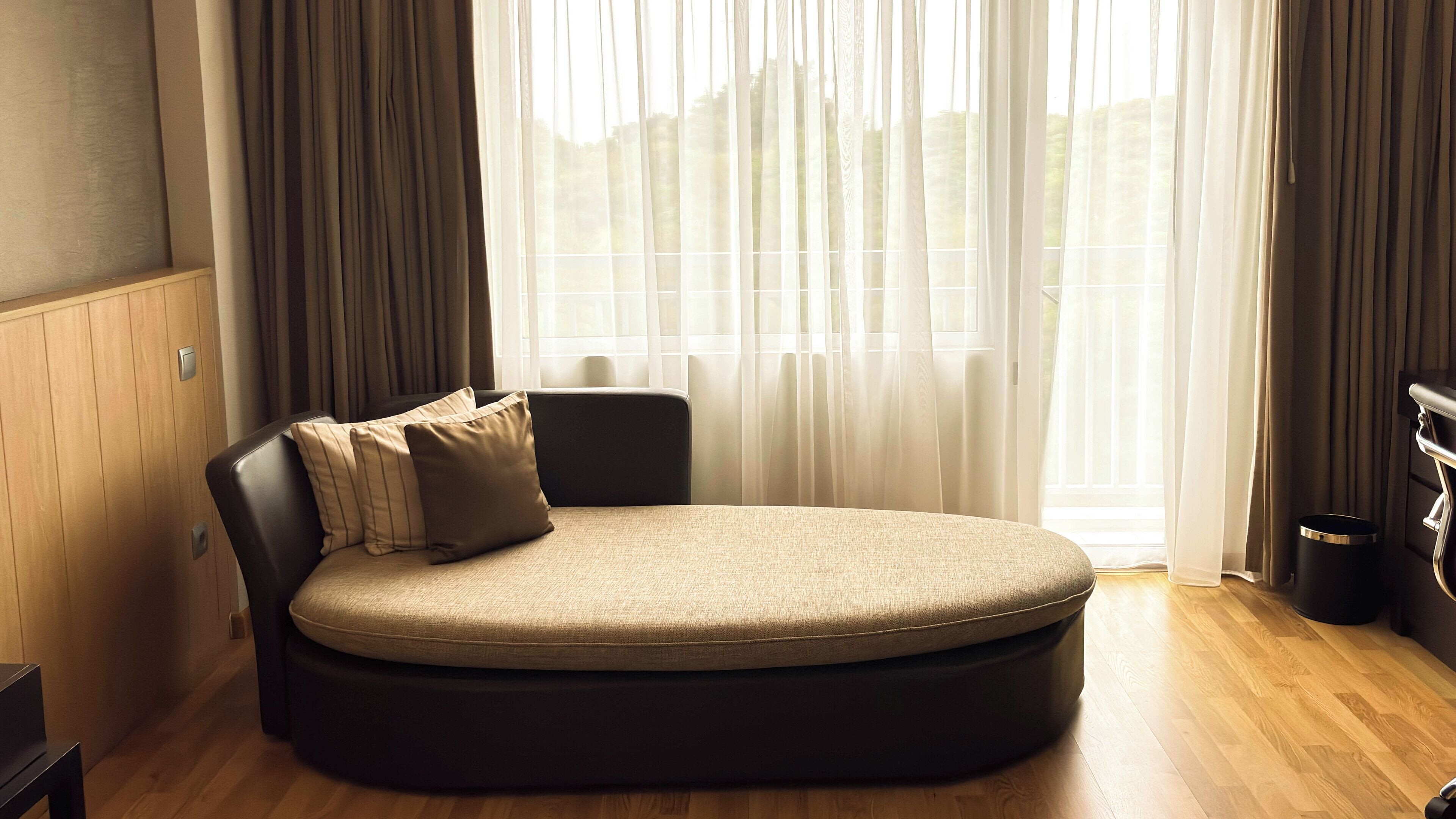 Een kluis op de kamer, een bureau, geluiddichte muren