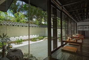 3 restauranter, frokost, lunsj og middag serveres, japanske retter