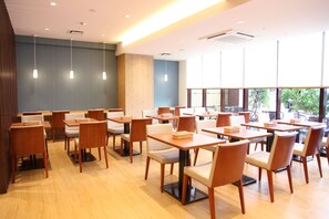 供应早餐、午餐和晚餐