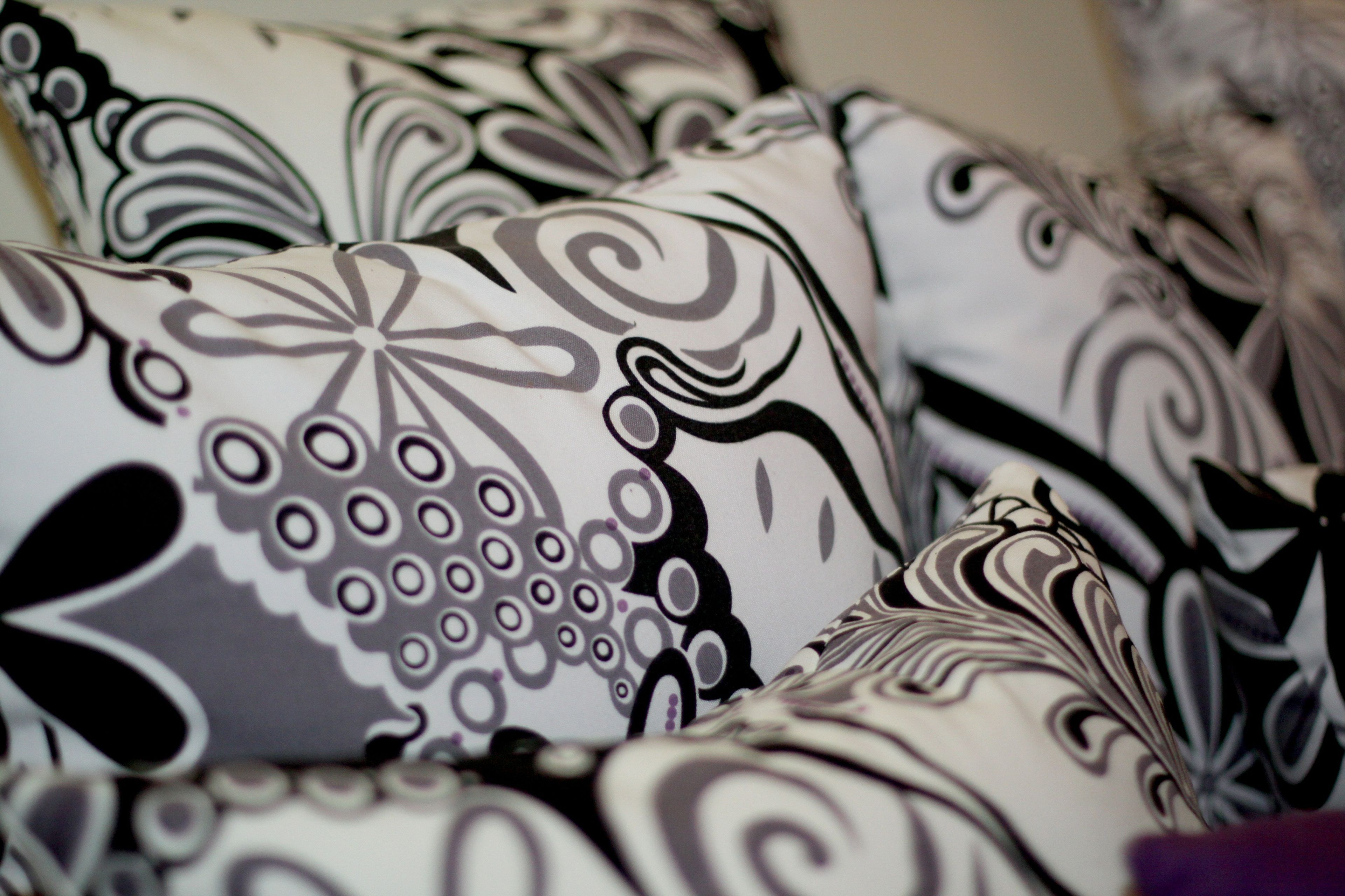 Primer plano de una tela estampada con diseños abstractos.
