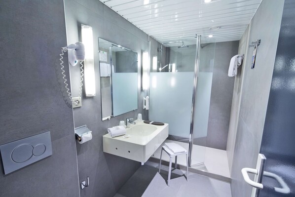 Työpöytä, kannettavalle tietokoneelle sopiva työtila, pimennysverhot