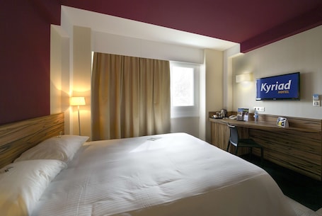 Superior Room, 1 Double Bed | Desk, laptop workspace, blackout drapes, soundproofing