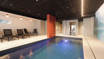 Inomhuspool, öppet 07.00 till 22.00, gratis cabanor och solstolar