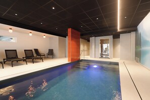 Piscine couverte, cabanons gratuits, chaises longues
