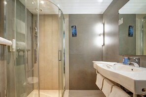 Cabezal de ducha tipo lluvia y artículos de higiene personal ecológicos