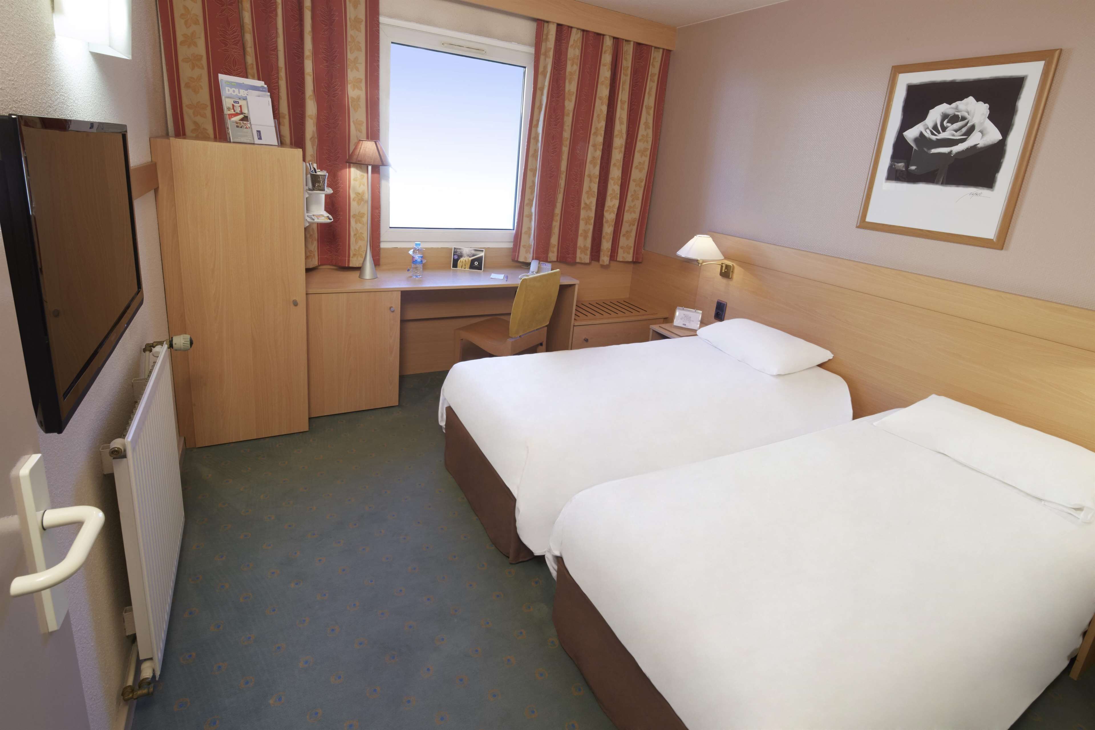 superior room, 1 double bed | desk, blackout curtains, soundproofing, iron/ironing board
