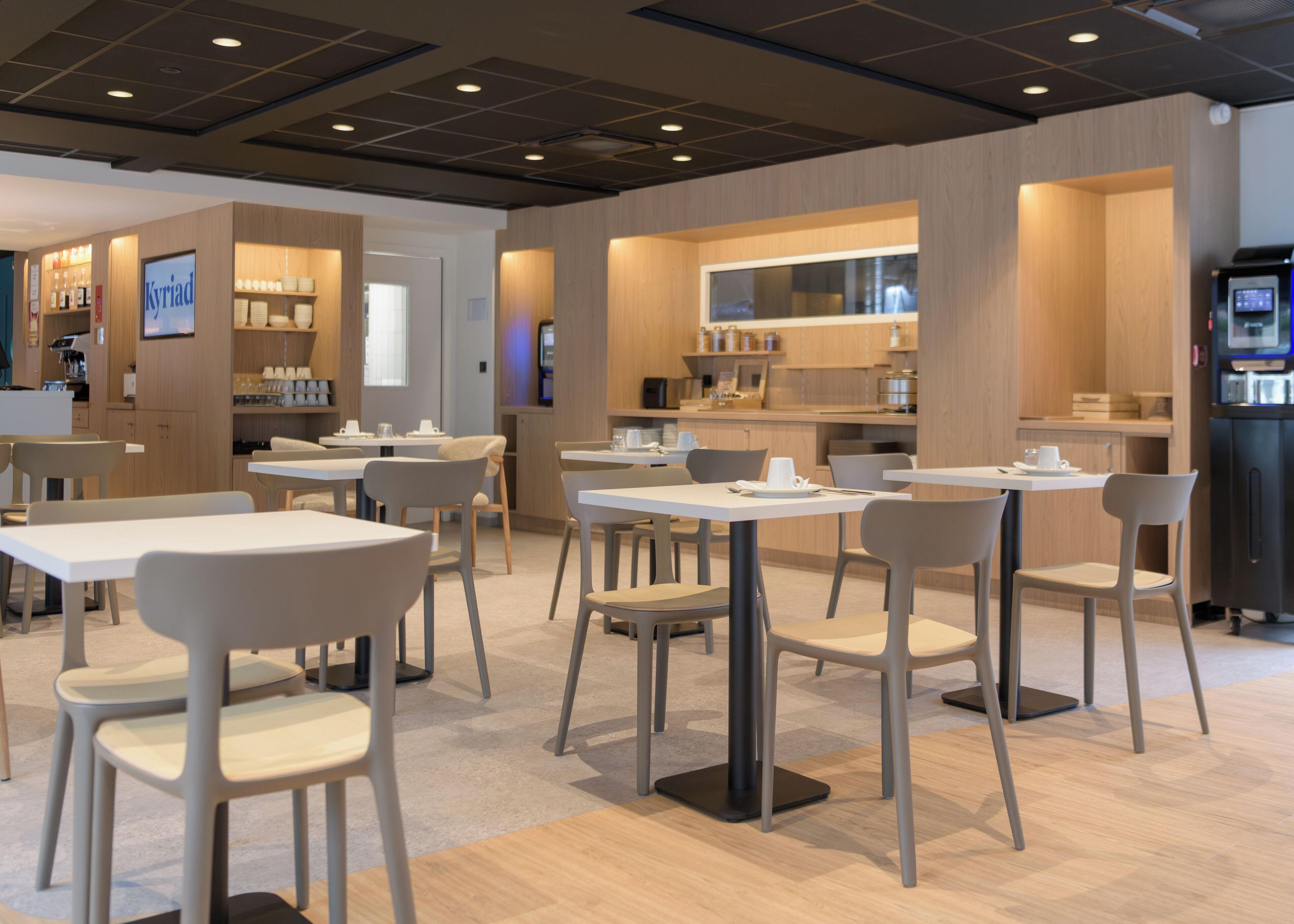 Petit déjeuner buffet (12.90 EUR par personne)