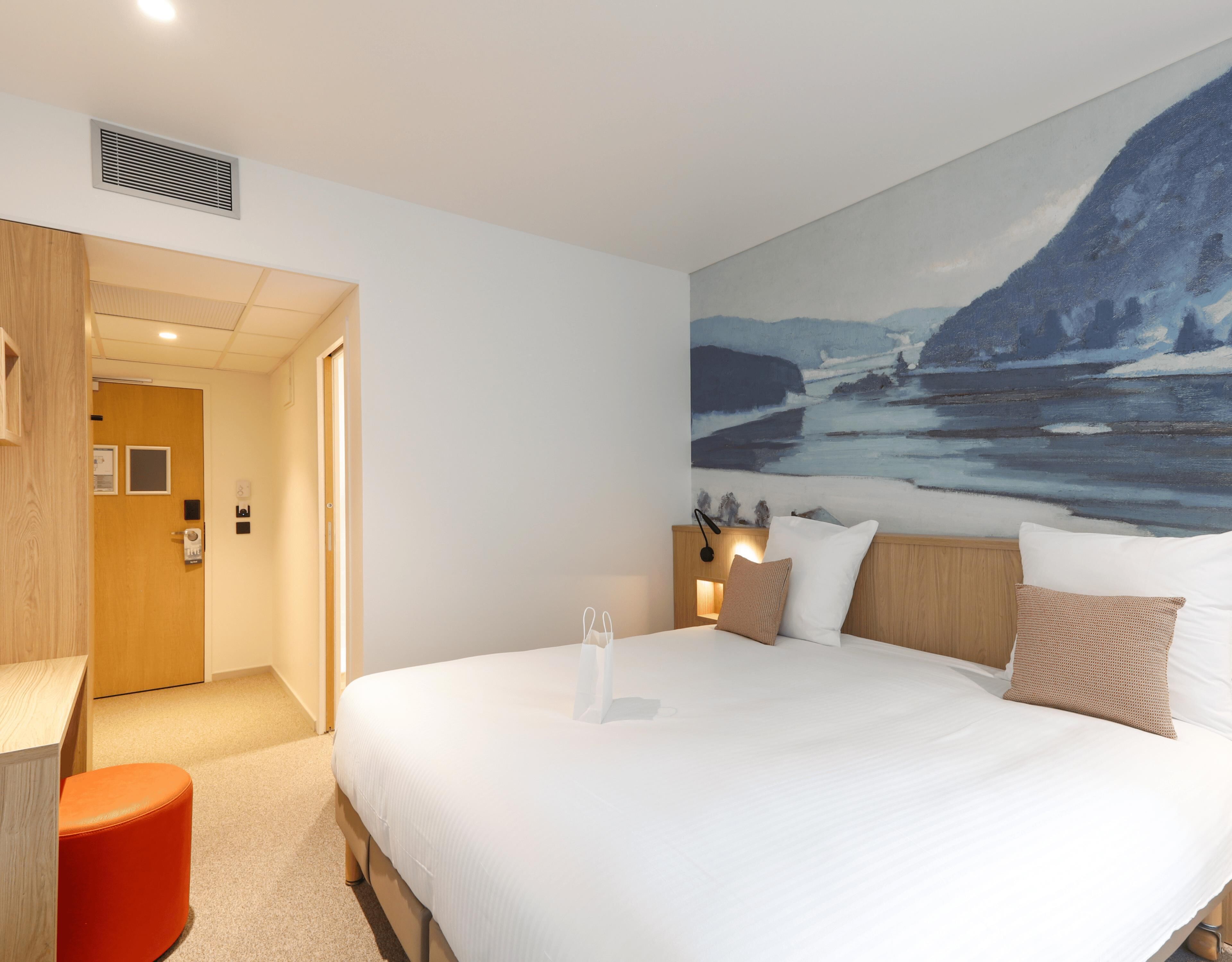 Habitación estándar, 1 cama matrimonial | Escritorio, espacio para trabajar con laptop y cortinas blackout 