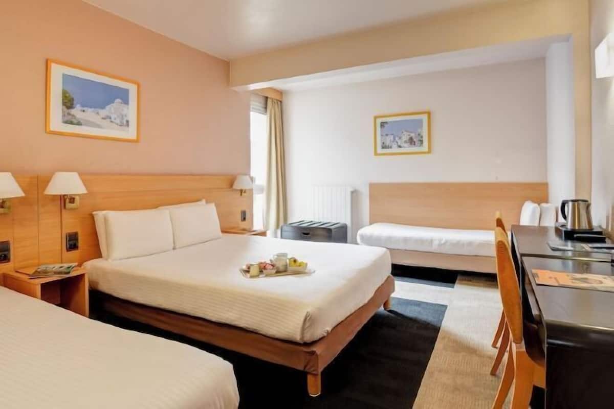 Una scrivania, postazione laptop, tende oscuranti, insonorizzazione