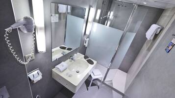 Quarto superior, 1 cama de casal | Banheiro | Chuveiro com efeito de chuva, produtos de toalete biodegradáveis