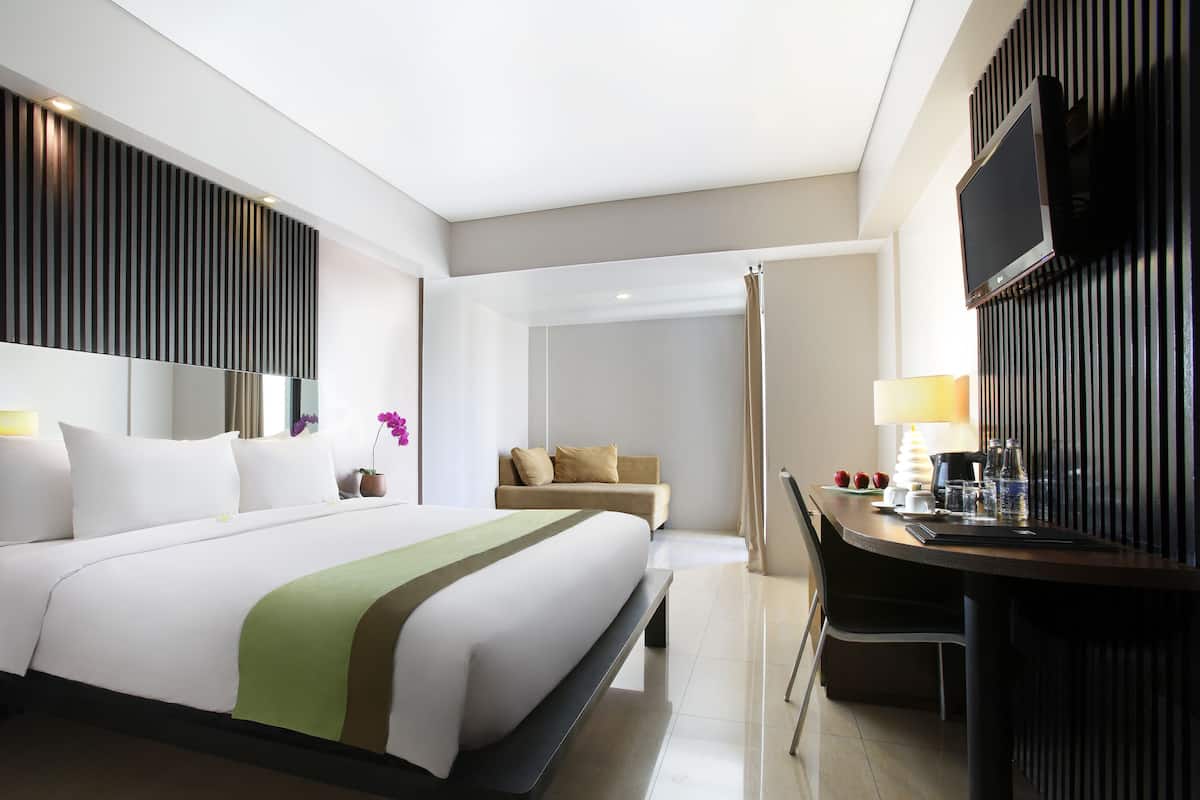 Suite Deluxe, 1 cama King size, vista a la alberca | 1 habitación, caja de seguridad en la habitación y escritorio