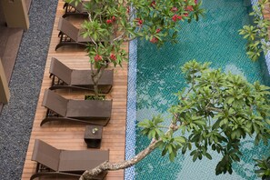 Outdoor pool, pool loungers - Hotel Santika Kuta Bali (Kuta)