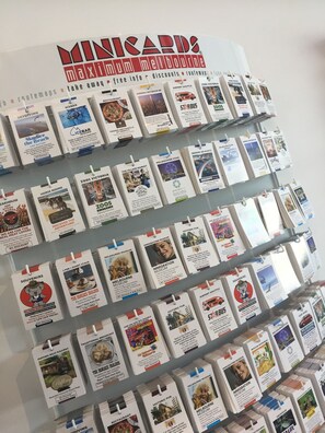 A display of Melbourne's attractions with information cards. - City Harbour Apartments (Docklands)