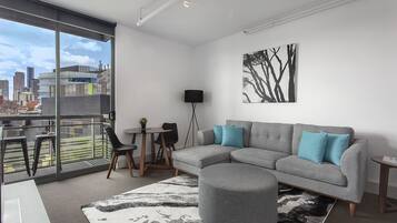 Basic-Studio, 1 Queen-Bett | Schreibtisch, Bügeleisen/Bügelbrett, Babybetten, Zustellbetten