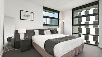 Skrivebord, strykejern/-brett og barnesenger